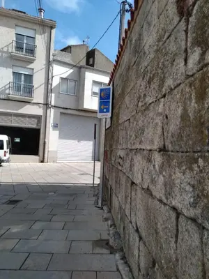 a blue sign on the side of a brick wall at Ático Rosita en Camino de Santiago in Xinzo de Limia