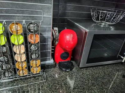 a red blender sitting next to a microwave at Apartamento de playa familiar, piscina y garaje. in Ares