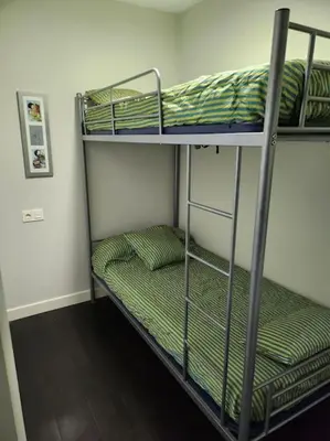 a couple of bunk beds in a room at Apartamento de playa familiar, piscina y garaje. in Ares