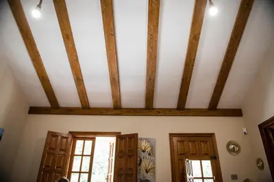 a room with a ceiling with wooden beams at El balcón de la Penela in Belesar