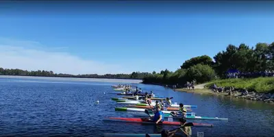 a group of people in boats on a river at EnSAN CIPRIÁN Faro de Punta Atalaya in Cervo