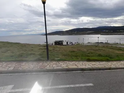 a street light next to a body of water at EnSAN CIPRIÁN Faro de Punta Atalaya in Cervo