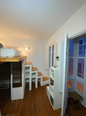 a small room with a desk and a bed and a table at O Cerrulo Apartamento céntrico Pontedeume in Puentedeume