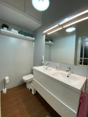 a bathroom with a sink and a toilet and a mirror at O Cerrulo Apartamento céntrico Pontedeume in Puentedeume