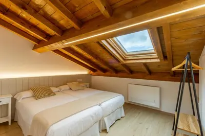 a bedroom with a bed and a window at Alojamiento Turístico Caxide Parada de Sil Ribeira Sacra in Parada del Sil