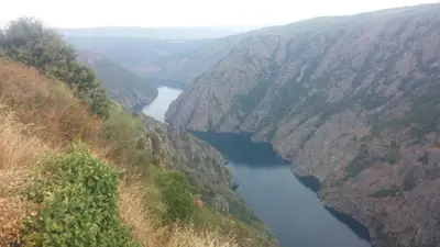 a view of a river in the middle of a canyon at Alojamiento Turístico Caxide Parada de Sil Ribeira Sacra in Parada del Sil