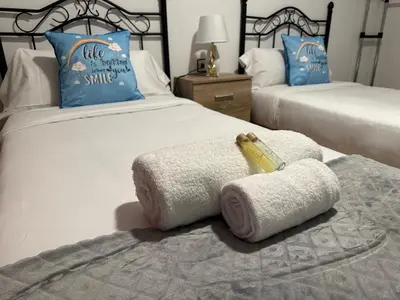 a room with a bed with towels and an alarm clock at Oktheway Et Suseia in Sarria