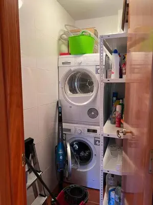 a laundry room with a washer and a washing machine at Piso con jardín en Ribadeo in Ribadeo