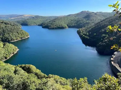 a view of a lake in the middle of a valley at Adiva Praia Miño in Miño