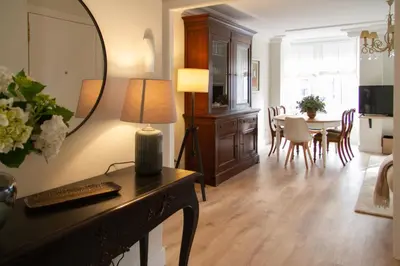 a living room with a table and a mirror at Bonito y luminoso apartamento en Rosalía de Castro in Santiago de Compostela