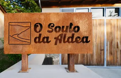 a sign that says o solla da alba at O Souto da Aldea Ribeira Sacra Parada de Sil in Parada del Sil