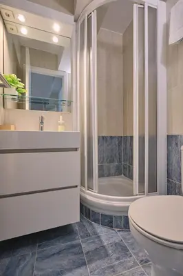 a bathroom with a toilet and a shower at La Casa de Julia Apartamento nuevo y céntrico in Santiago de Compostela
