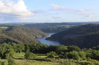 a view of a lake in the middle of a valley at Casa Fente in Taboada