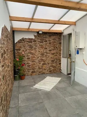 a garage with a brick wall and a ceiling at VIVEIRO.CELEIRO. CASA TRANQUILA. RESURRECTION FEST in Cillero