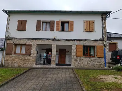 a large white house with wooden shuttered windows at VIVEIRO.CELEIRO. CASA TRANQUILA. RESURRECTION FEST in Cillero