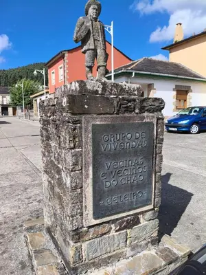 a statue of a boy on top of a monument at VIVEIRO.CELEIRO. CASA TRANQUILA. RESURRECTION FEST in Cillero