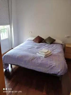 a bed with two towels on it in a bedroom at Precioso apartamento, Pontedeume in Puentedeume