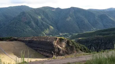 a view of a mountain range with a dirt road at VUT Corea324 in Caboalles de Abajo