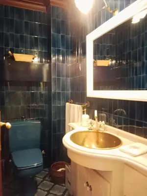 a bathroom with a sink and a toilet and a mirror at Sobre la Ría 2 in Viveiro