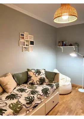 a living room with a couch and a lamp at Gran vía in Ribadeo