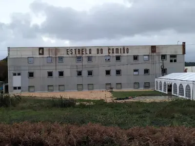 a building with the words s steel do camino on it at ESTRELA DO CAMIÑO in Palas de Rei