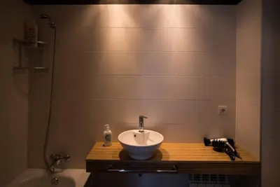 a bathroom with a sink and a bath tub at Apartamento con TERRAZA en Burela in Burela de Cabo