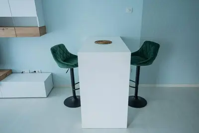 a room with two green chairs and a white table at Apartamento con TERRAZA en Burela in Burela de Cabo