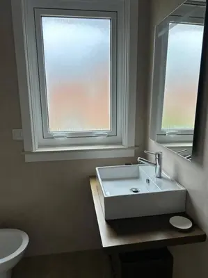 a bathroom with a sink and a window at Excepcional chalet en Perbes. in Miño