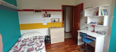 a bedroom with a bed and a desk and a deskablish at EnBURELA LUJO Y PLAYA in Burela de Cabo