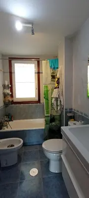 a bathroom with a toilet and a tub and a sink at EnBURELA LUJO Y PLAYA in Burela de Cabo