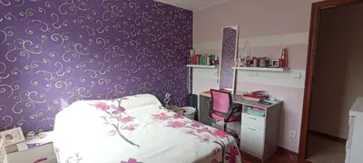 a bedroom with a purple wall with a bed and a desk at EnBURELA LUJO Y PLAYA in Burela de Cabo