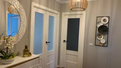 a hallway with a door and a mirror at Casa da Alfóndega in Caldas de Reis