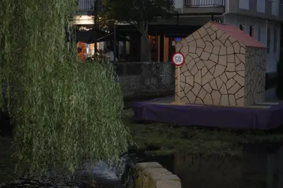 a building next to a body of water at Casa da Alfóndega in Caldas de Reis