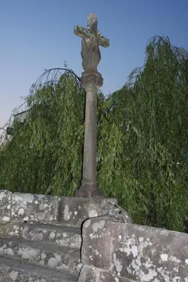 a cross on top of a stone wall at Casa da Alfóndega in Caldas de Reis