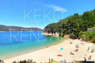 a beach with people on it with the words kelp reef at La casa de Concha in Viveiro
