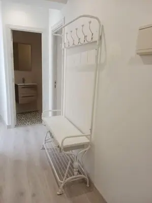 a white room with a white chair in a room at La casa de Concha in Viveiro