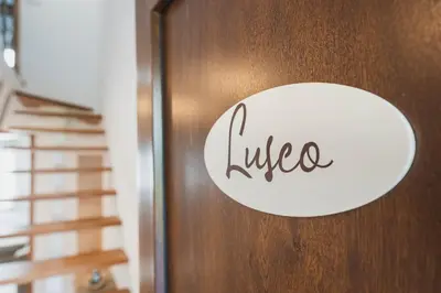 a sign on a door with the word life on it at Apartamentos Luis in Arzúa