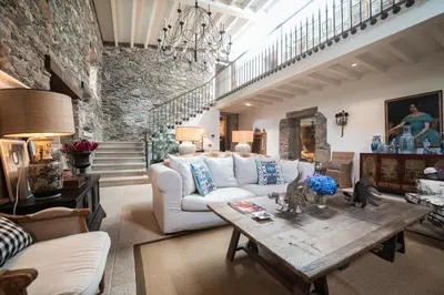 a living room with a white couch and a table at Villa Los Magnolios in Paderne