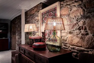 a room with two lamps on a wooden table at Villa Los Magnolios in Paderne