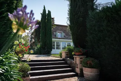 a house with a garden with stairs and flowers at Villa Los Magnolios in Paderne