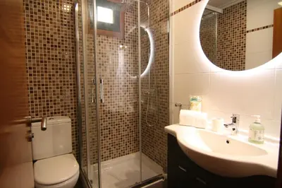 a bathroom with a toilet and a sink and a shower at 1F.Céntrico y tranquilo en la ciudad de las Burgas in Ourense