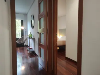 a hallway with a door leading to a bedroom at 2D.Tres dormitorios y balcón con vistas al parque in Ourense