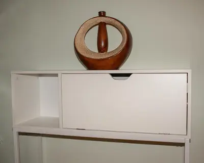 a white shelf with a bowl on top of it at Casa Fernando in Burela de Cabo