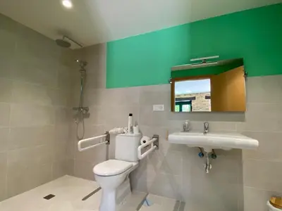 a bathroom with a toilet and a sink at O TEU SITIO in Ribadeo