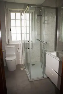 a bathroom with a shower and a toilet and a sink at LA CASA DEL RÍO - A 13 kilómetros de Santiago in Sigüeiro