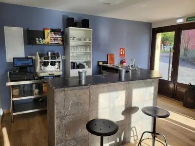 a bar with two stools at a counter in a room at Albergue Los Hospitales in Colinas de Arriba