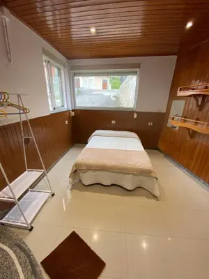a bedroom with a bed in the middle of a room at Bajo Loft con cocina y baño separados in Cillero