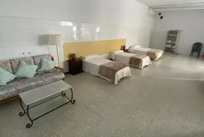 a bedroom with a bed in a room with two windows at Bajo Loft con cocina y baño separados in Cillero
