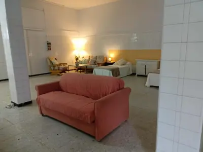 a living room with a red couch in a room at Bajo Loft con cocina y baño separados in Cillero
