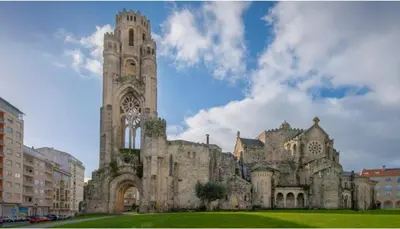 a large stone cathedral with a tall tower at Piso Villa Aurora in Carballino